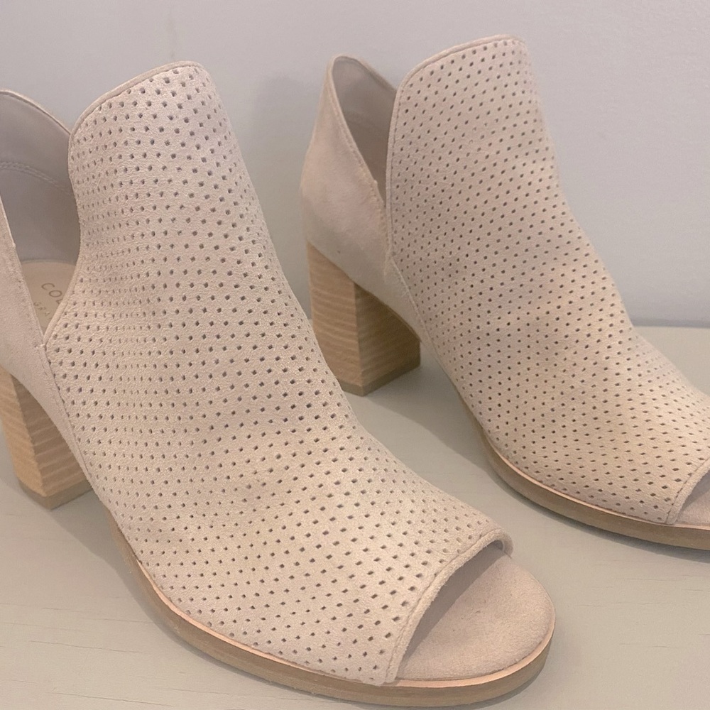 Cole Haan W4718 Leather Open Toe Mules.  Tan/wheat color with block heels. Sz 6b